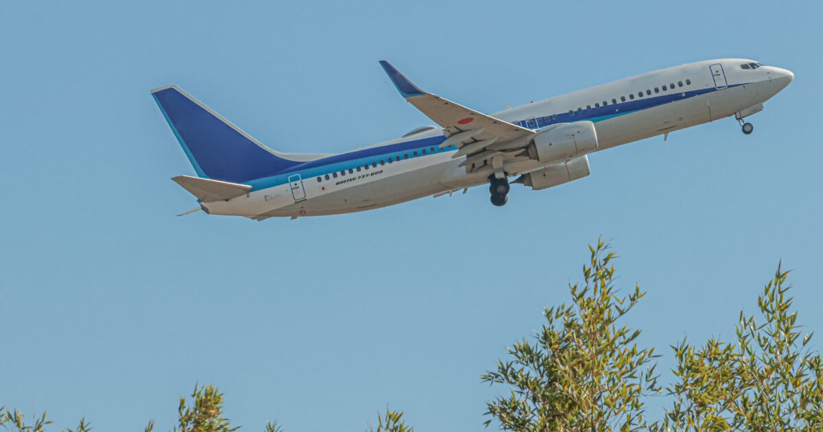 青空を飛行するボーイング737旅客機