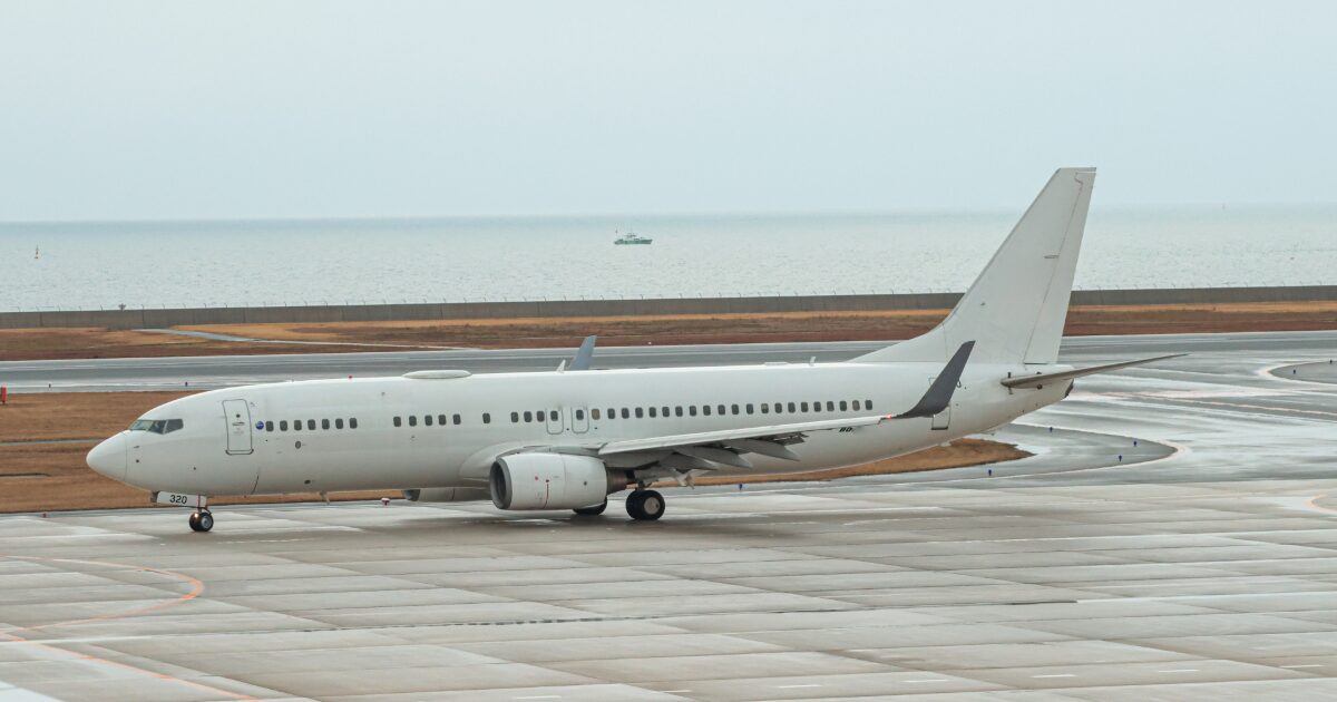 滑走路を走行する白色の大型ジェット旅客機