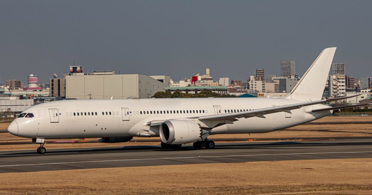 滑走路を走行する白色の大型ジェット旅客機