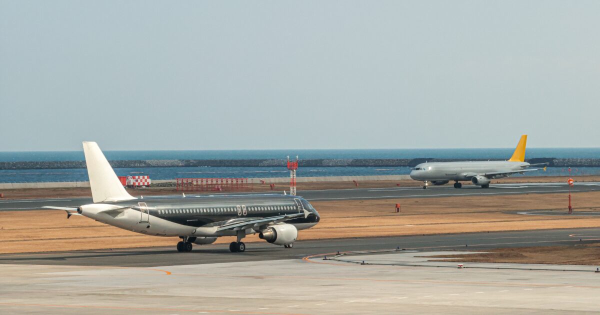 海沿いの空港で地上走行する2機の旅客機
