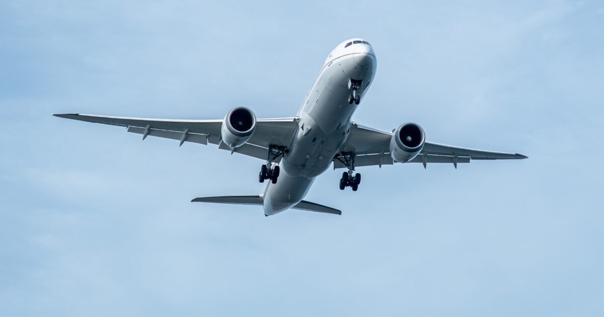 曇り空を飛行する着陸態勢の大型ジェット旅客機
